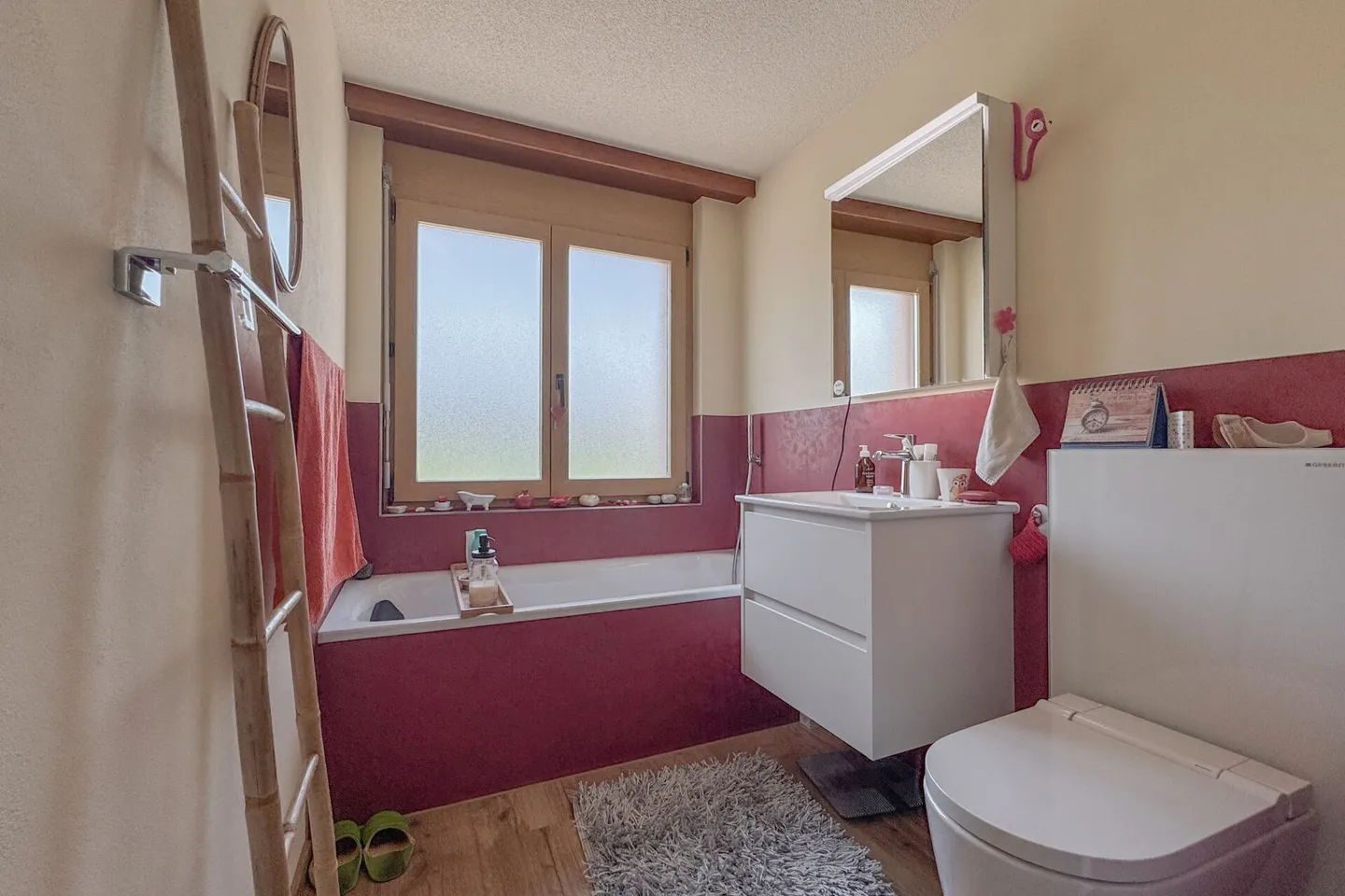 Vivre sous le toit - avec chaleur, style et vue - Photo 8 sur 13