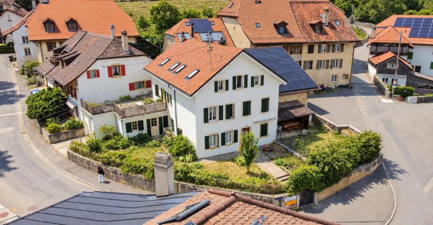 Renoviertes Dorfhaus im Herzen von Bonvillars mit Garage - Foto 1 von 12