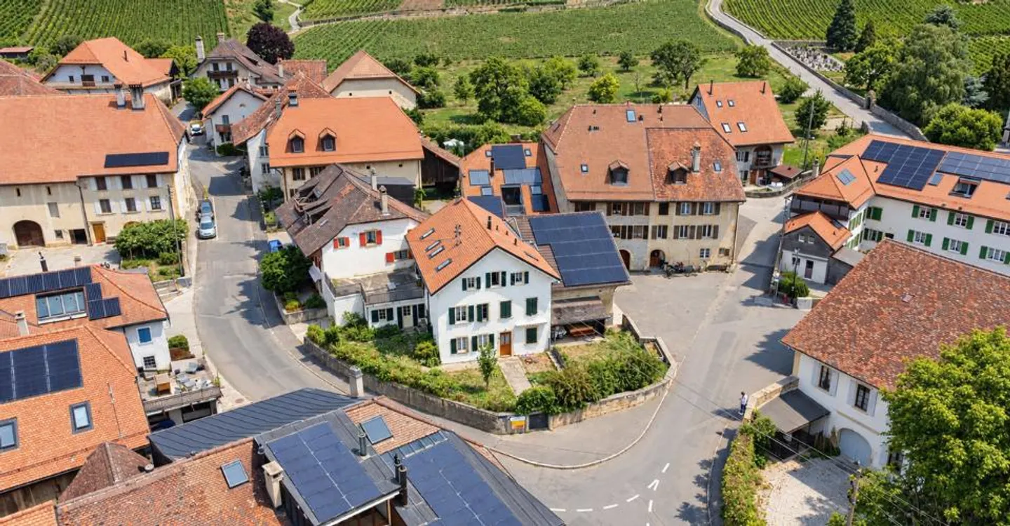 Renoviertes Dorfhaus im Herzen von Bonvillars mit Garage - Foto 2 von 12