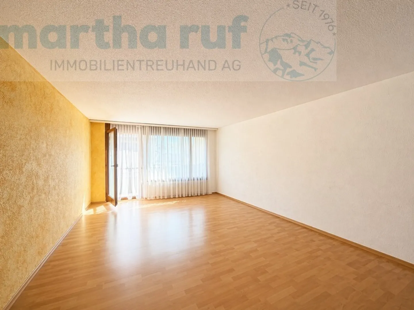 Appartement 2,5 pièces au 1er étage avec cheminée et vue sur la montagne - Photo 3 sur 10