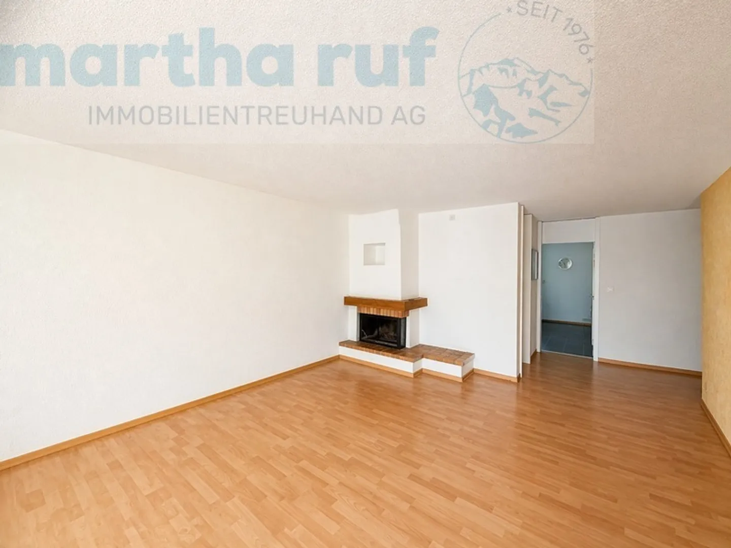 Appartement 2,5 pièces au 1er étage avec cheminée et vue sur la montagne - Photo 4 sur 10