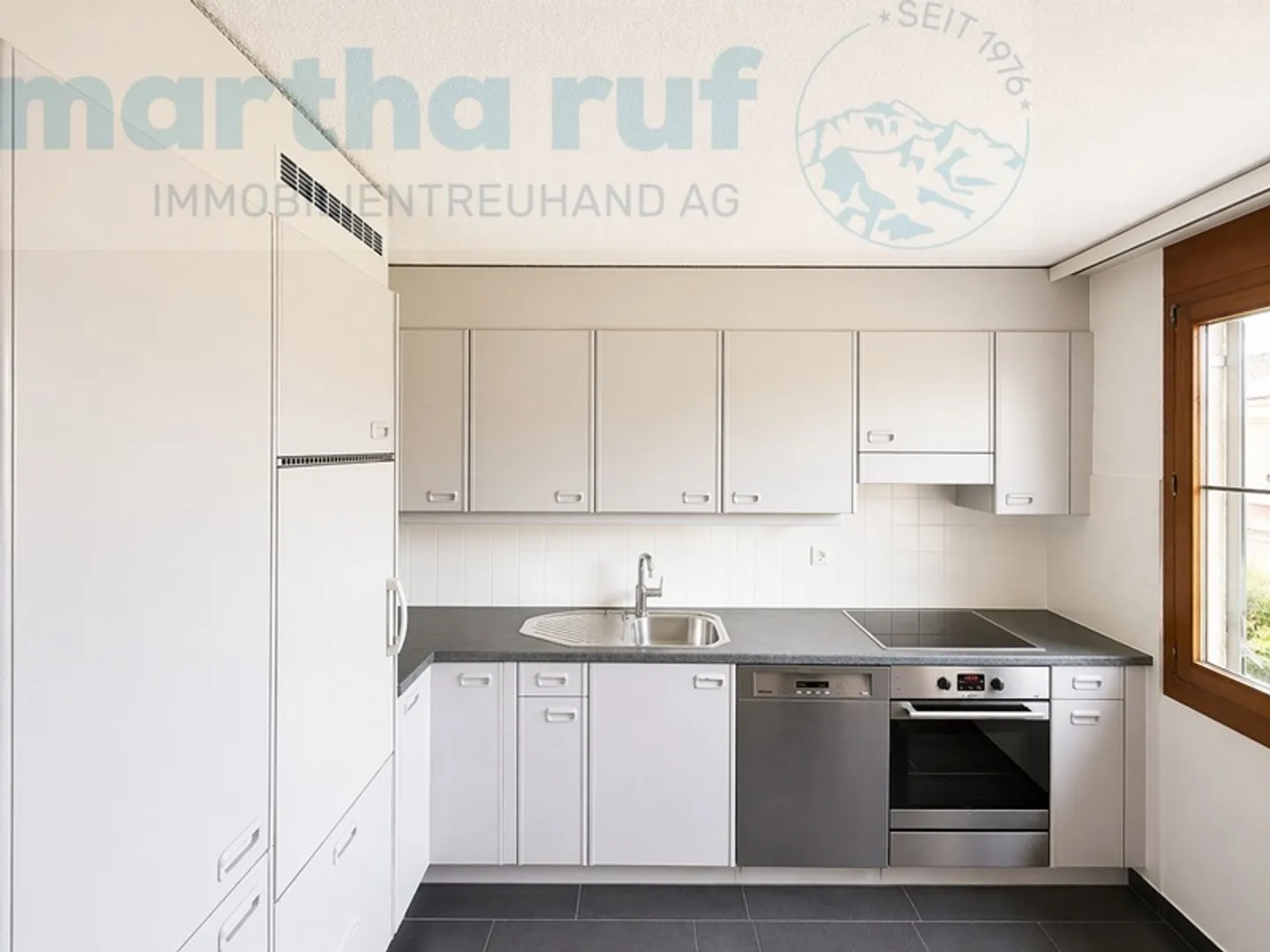 Appartement 2,5 pièces au 1er étage avec cheminée et vue sur la montagne - Photo 5 sur 10