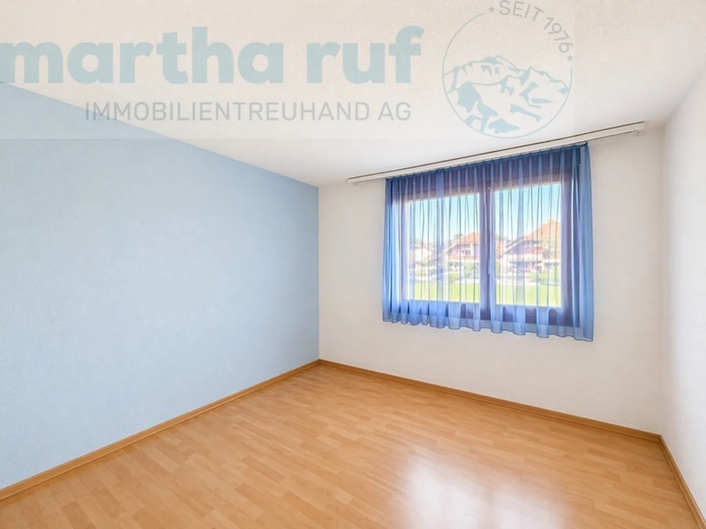 Appartement 2,5 pièces au 1er étage avec cheminée et vue sur la montagne - Photo 7 sur 10
