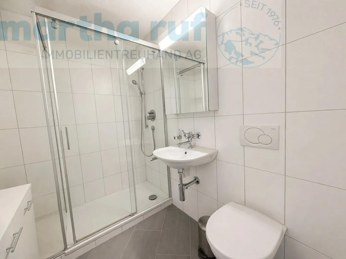 Appartement 2,5 pièces au 1er étage avec cheminée et vue sur la montagne - Photo 8 sur 10