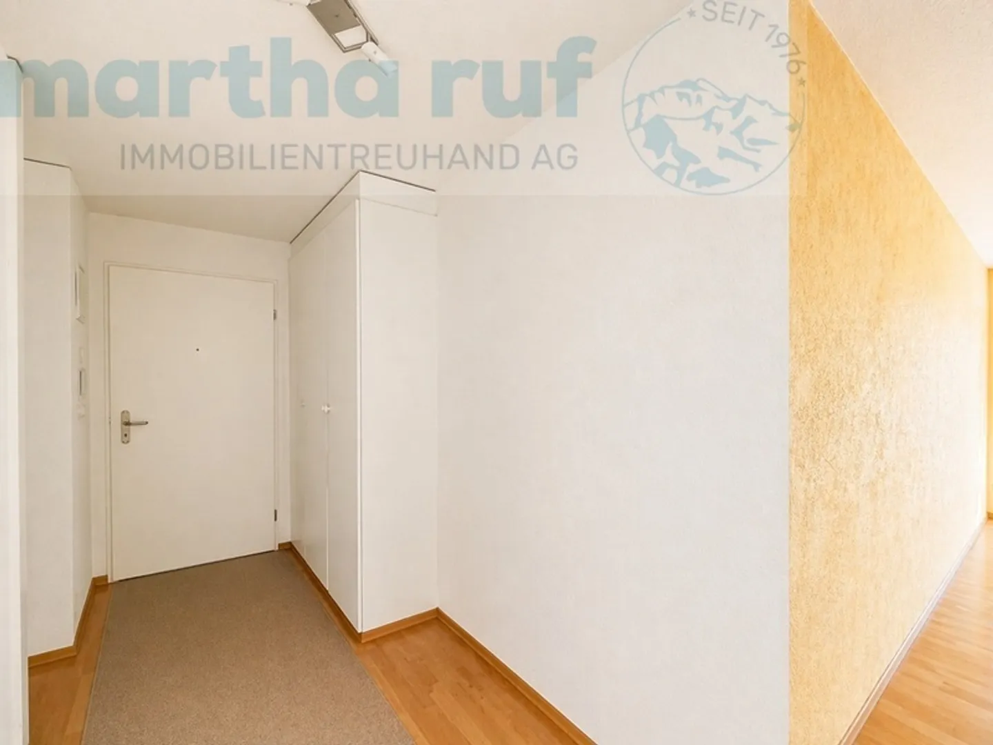 Appartement 2,5 pièces au 1er étage avec cheminée et vue sur la montagne - Photo 9 sur 10