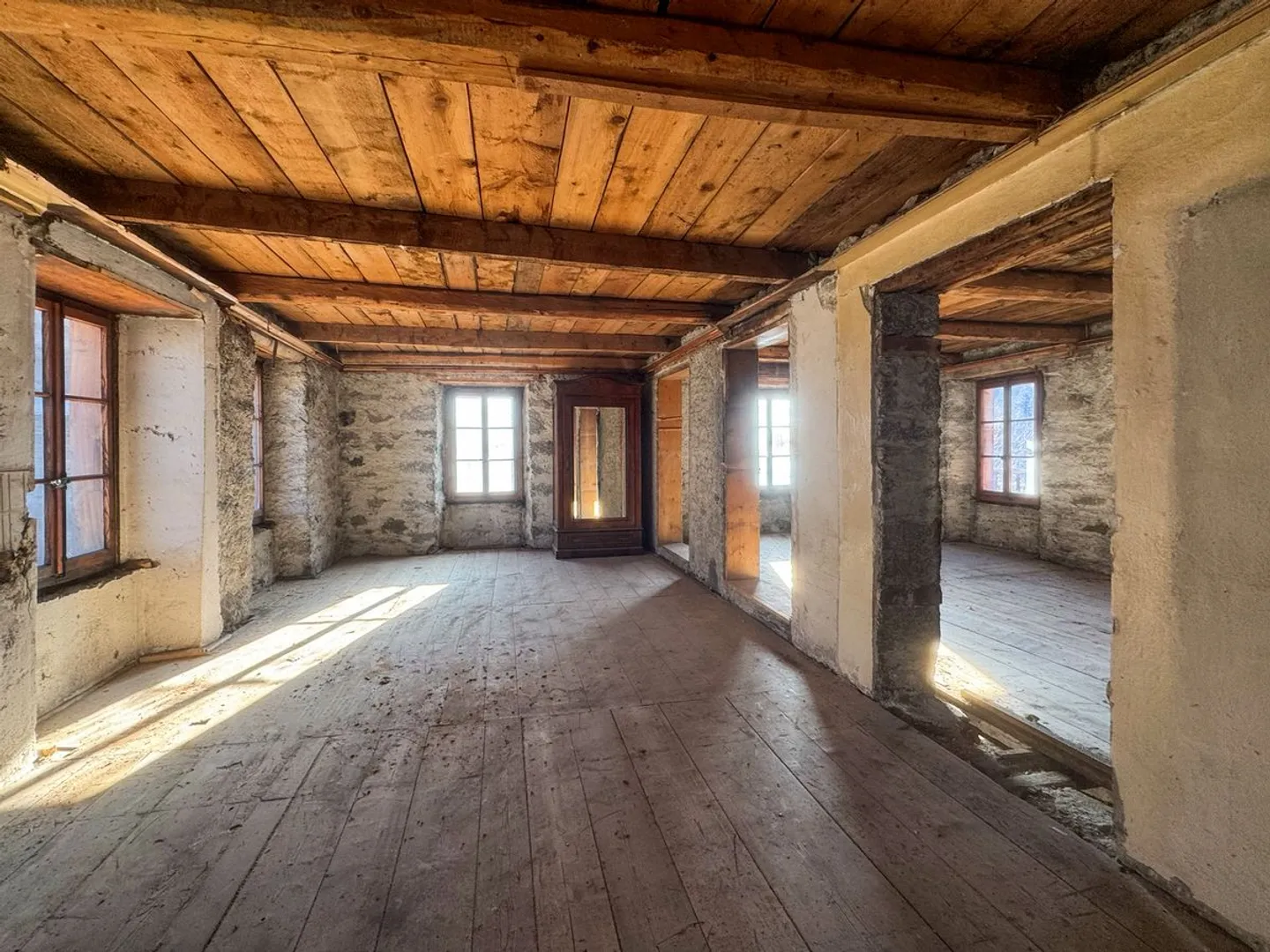 Building to renovate according to your tastes and needs. - Photo 7 of 9