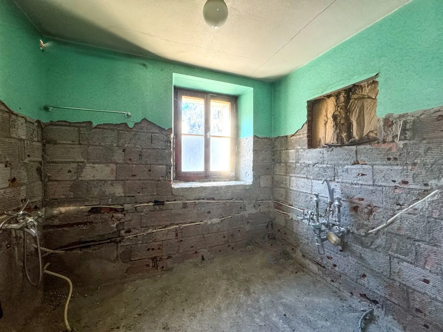 Building to renovate according to your tastes and needs. - Photo 9 of 9