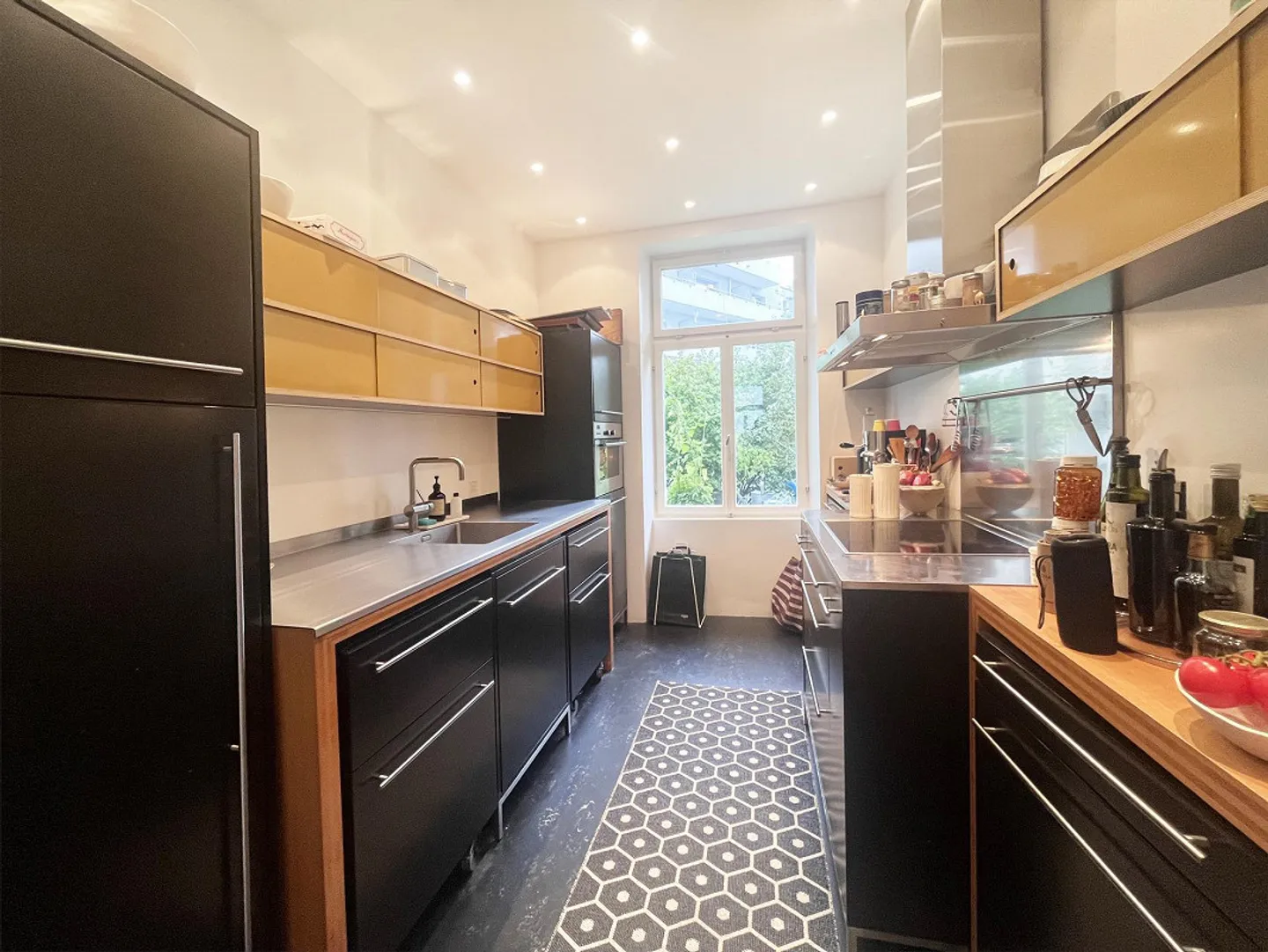 Attractive 8-room townhouse with romantic garden and roof terrace - Photo 8 of 14