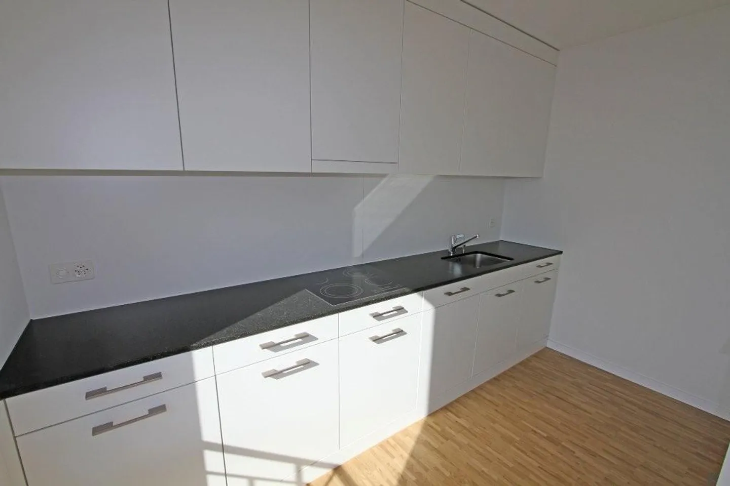 Modern apartment with stunning views - Photo 3 of 8