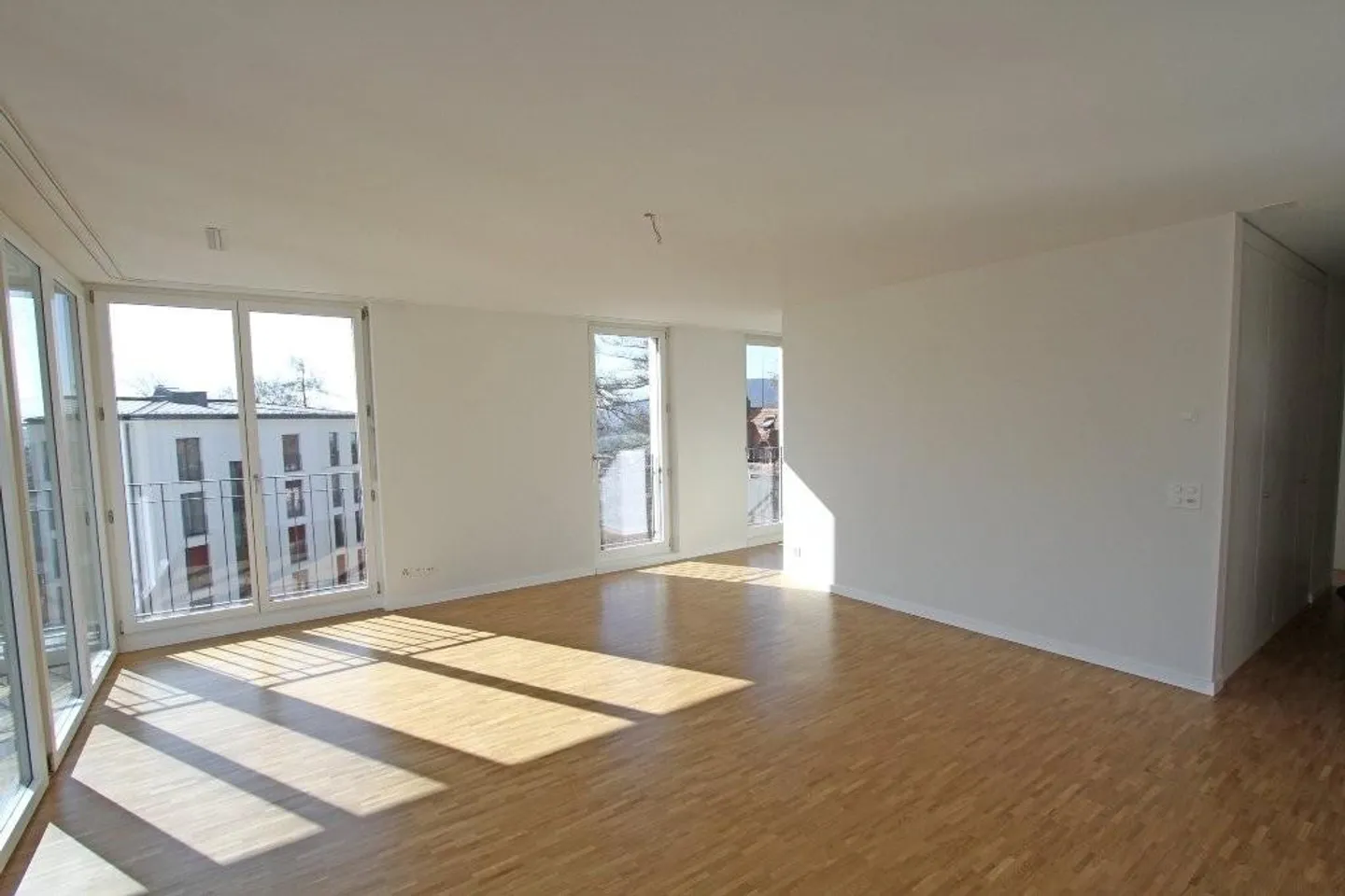 Modern apartment with stunning views - Photo 4 of 8