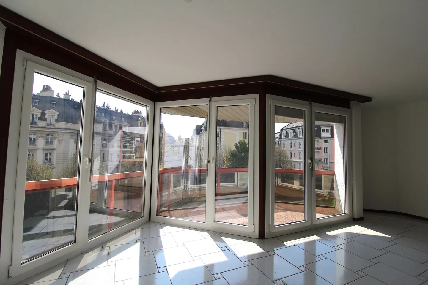 Geräumige 3,5-Zimmer-Wohnung mit Seeblick - Foto 2 von 11