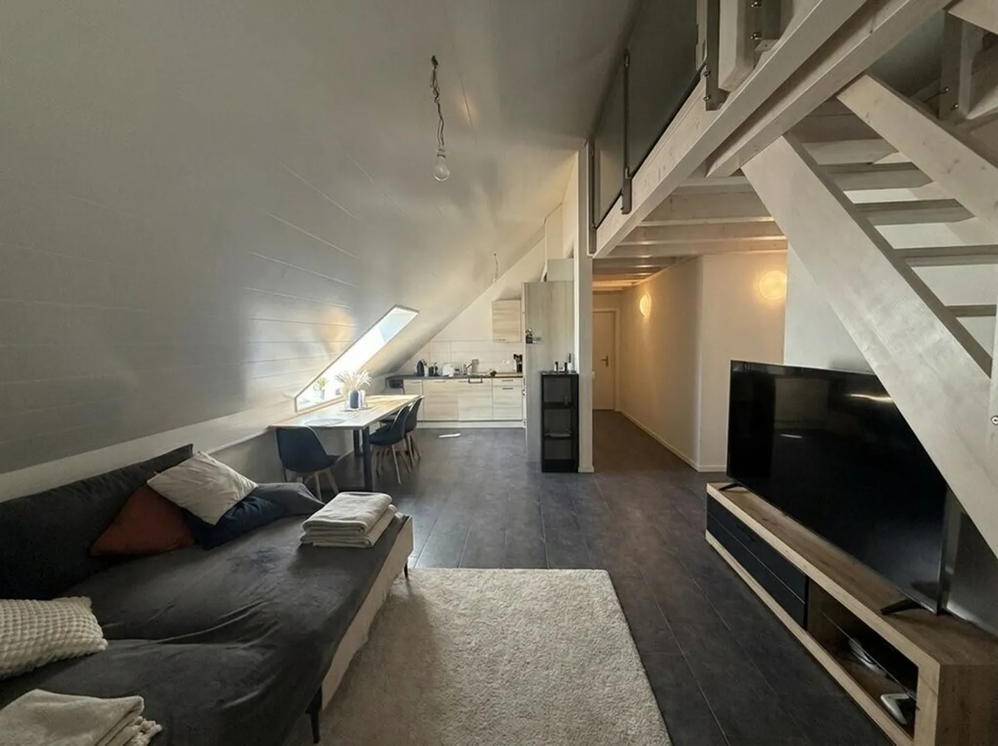 Spazioso duplex di 2,5 locali all'ultimo piano - Foto 2 di 8