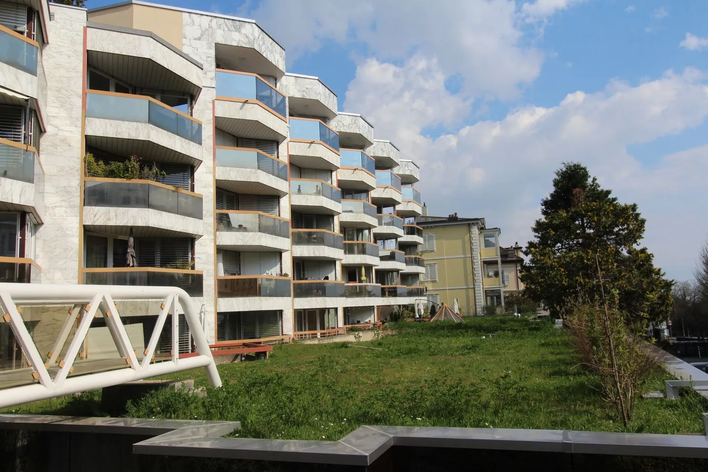 Geräumige 3,5-Zimmer-Wohnung mit Seeblick - Foto 1 von 11