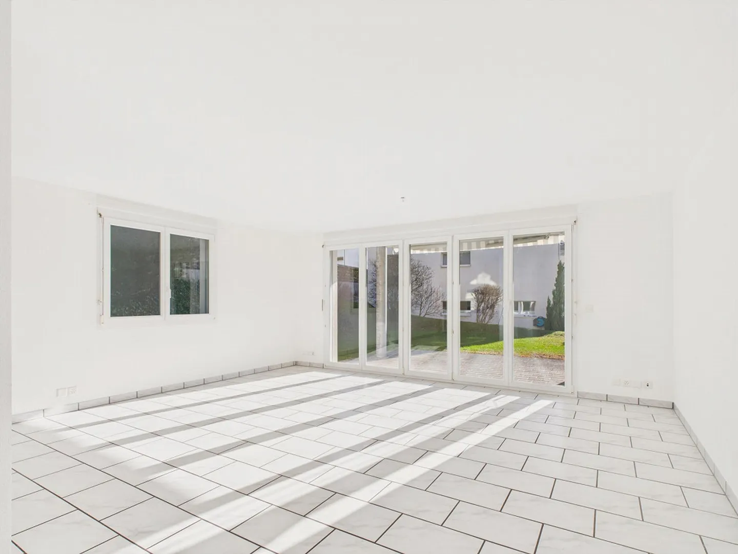 Beautiful 3.5-room apartment on the ground floor in a quiet, sunny location in Zizers - Photo 1 of 11