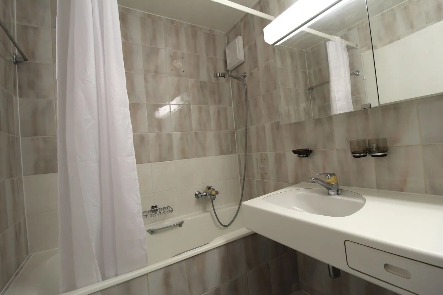 Geräumige 3,5-Zimmer-Wohnung mit Seeblick - Foto 10 von 11