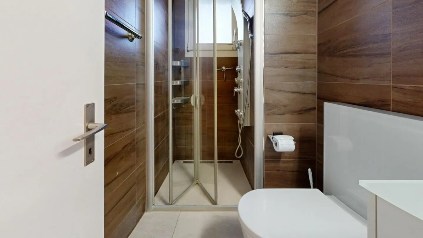 Central Living with a Large Garden - Well-Maintained 4.5-Room Apartment - Photo 8 of 13