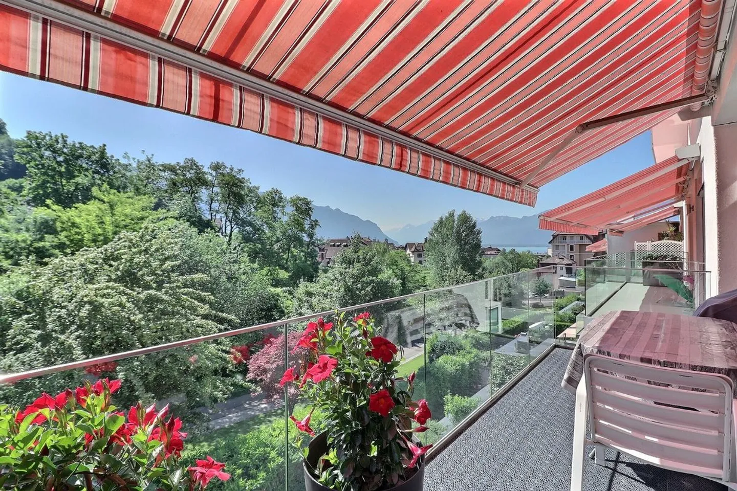 PER INVESTITORI: APPARTAMENTO AFFITTATO DI 5,5 LOCALI IN UN QUARTIERE MOLTO TRANQUILLO CON UNA BELLA VISTA - Foto 1 di 13