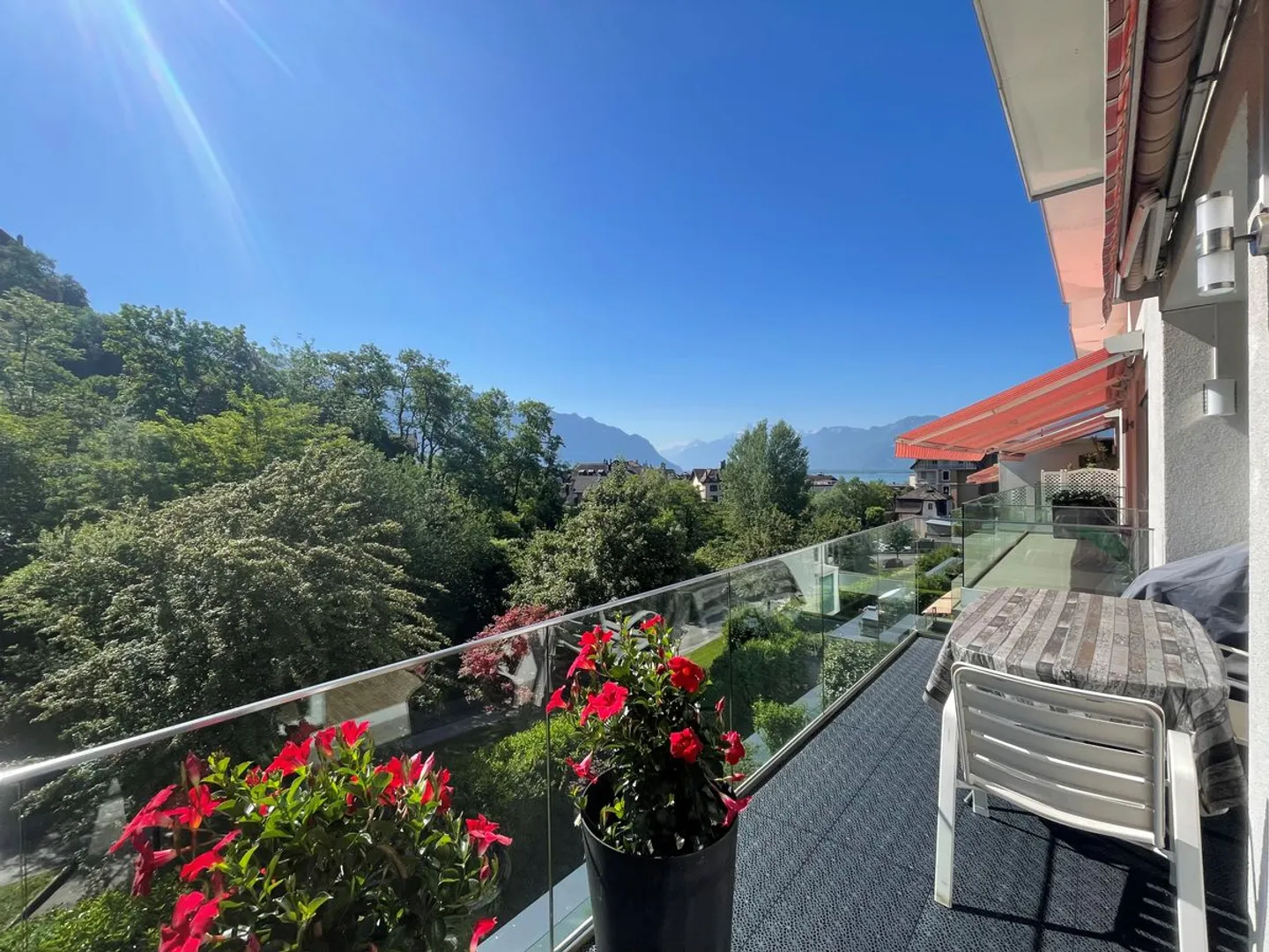PER INVESTITORI: APPARTAMENTO AFFITTATO DI 5,5 LOCALI IN UN QUARTIERE MOLTO TRANQUILLO CON UNA BELLA VISTA - Foto 3 di 13
