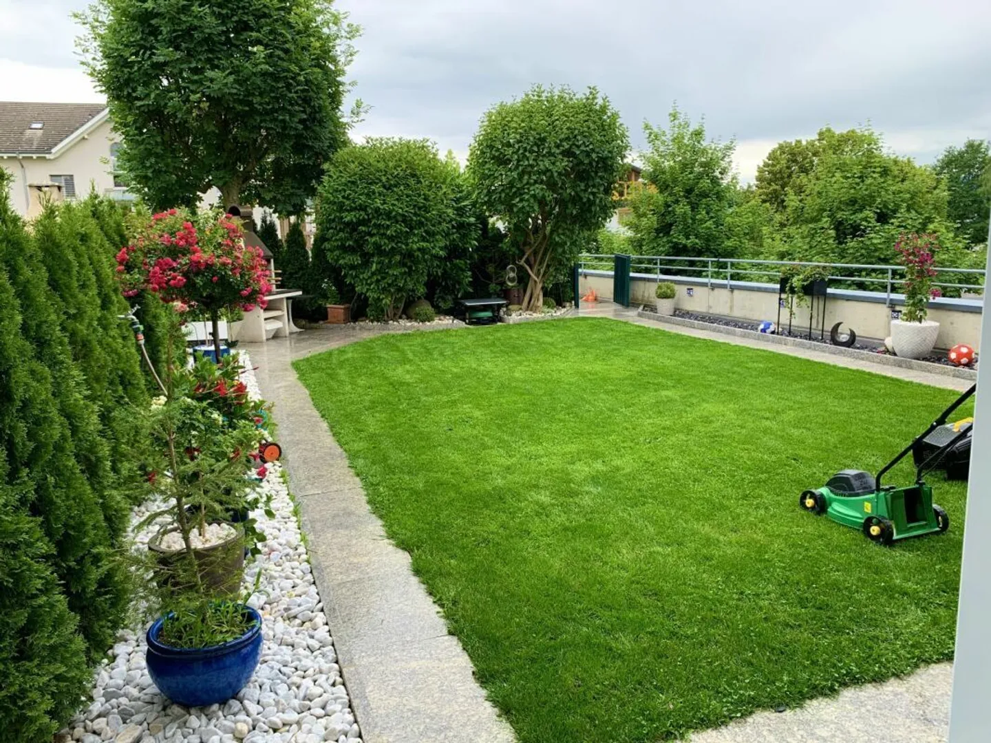 Central Living with a Large Garden - Well-Maintained 4.5-Room Apartment - Photo 11 of 13