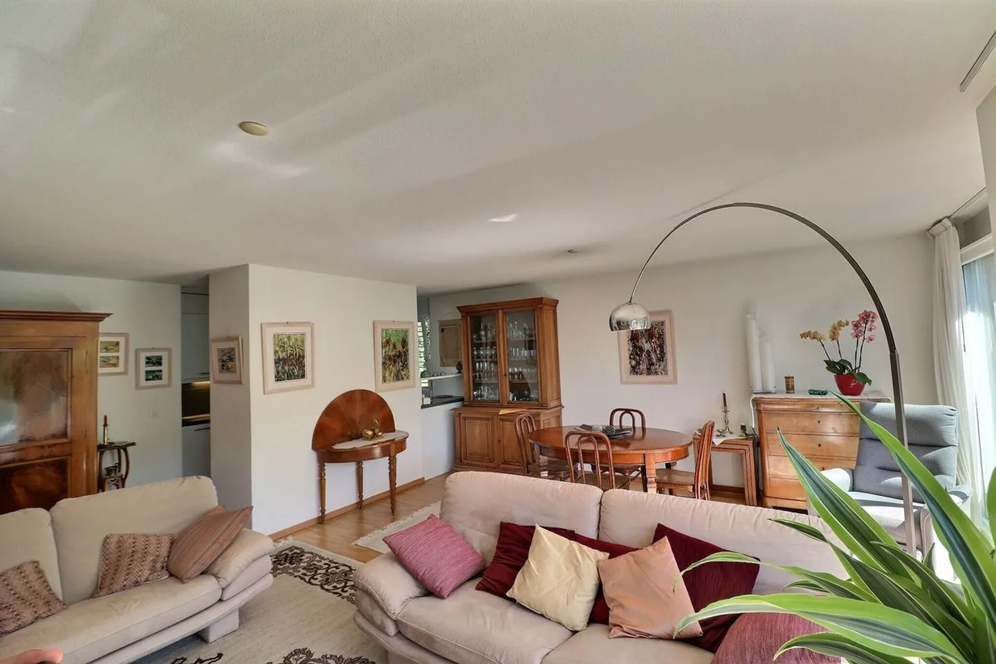 PER INVESTITORI: APPARTAMENTO AFFITTATO DI 5,5 LOCALI IN UN QUARTIERE MOLTO TRANQUILLO CON UNA BELLA VISTA - Foto 4 di 13