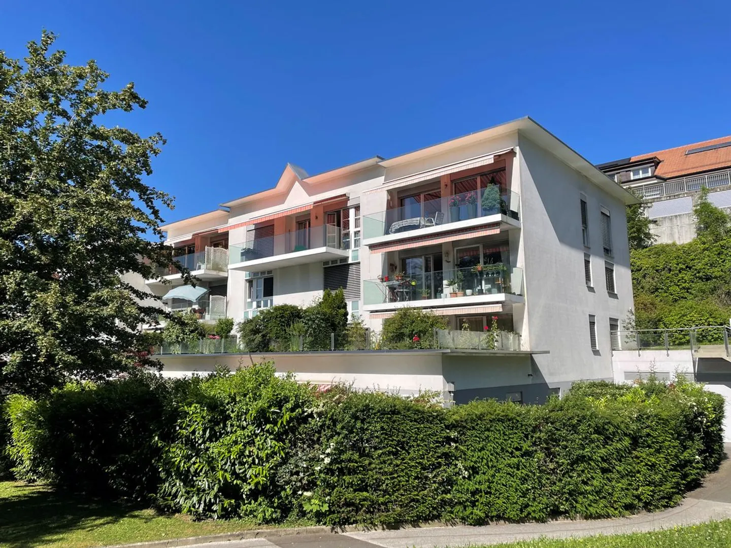 PER INVESTITORI: APPARTAMENTO AFFITTATO DI 5,5 LOCALI IN UN QUARTIERE MOLTO TRANQUILLO CON UNA BELLA VISTA - Foto 5 di 13