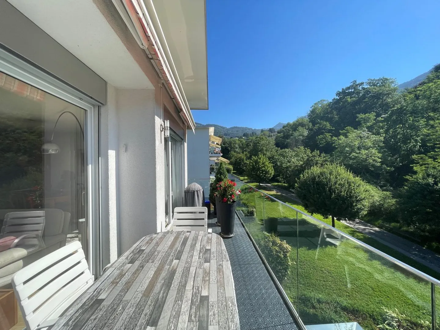 PER INVESTITORI: APPARTAMENTO AFFITTATO DI 5,5 LOCALI IN UN QUARTIERE MOLTO TRANQUILLO CON UNA BELLA VISTA - Foto 6 di 13
