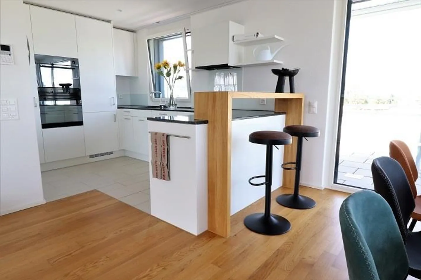 Appartement en attique attrayant avec terrasse dans un emplacement central à Regensdorf - Photo 2 sur 11