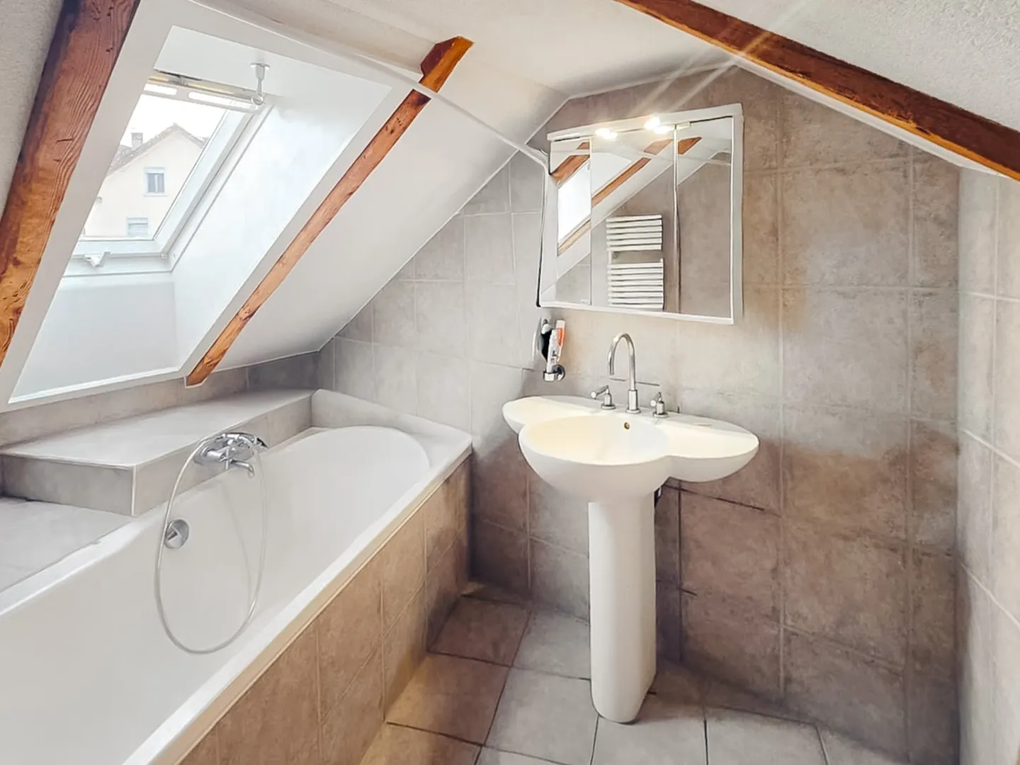 Spacious Maisonette Apartment - Photo 6 of 15