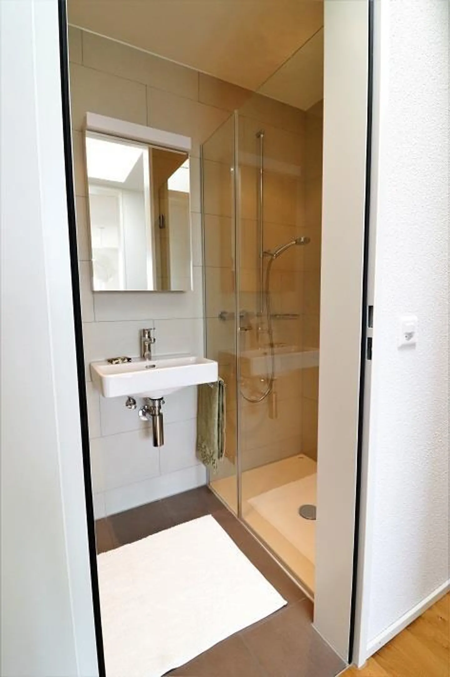 Appartement en attique attrayant avec terrasse dans un emplacement central à Regensdorf - Photo 8 sur 11