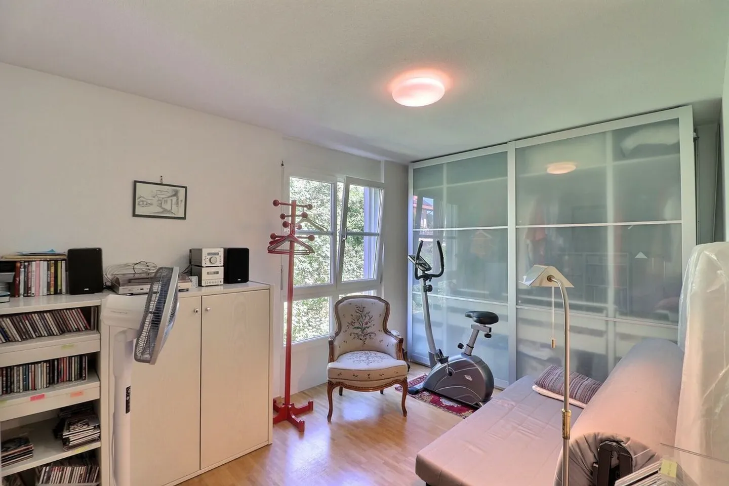 PER INVESTITORI: APPARTAMENTO AFFITTATO DI 5,5 LOCALI IN UN QUARTIERE MOLTO TRANQUILLO CON UNA BELLA VISTA - Foto 10 di 13