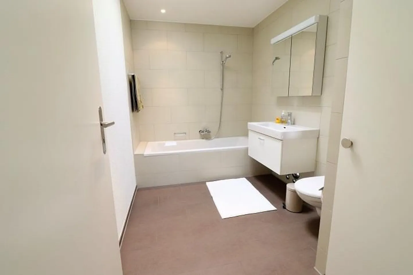 Appartement en attique attrayant avec terrasse dans un emplacement central à Regensdorf - Photo 9 sur 11