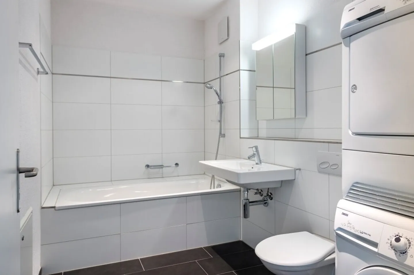 Modern city apartment right by the Oerlikon train station/market square! - Photo 4 of 6