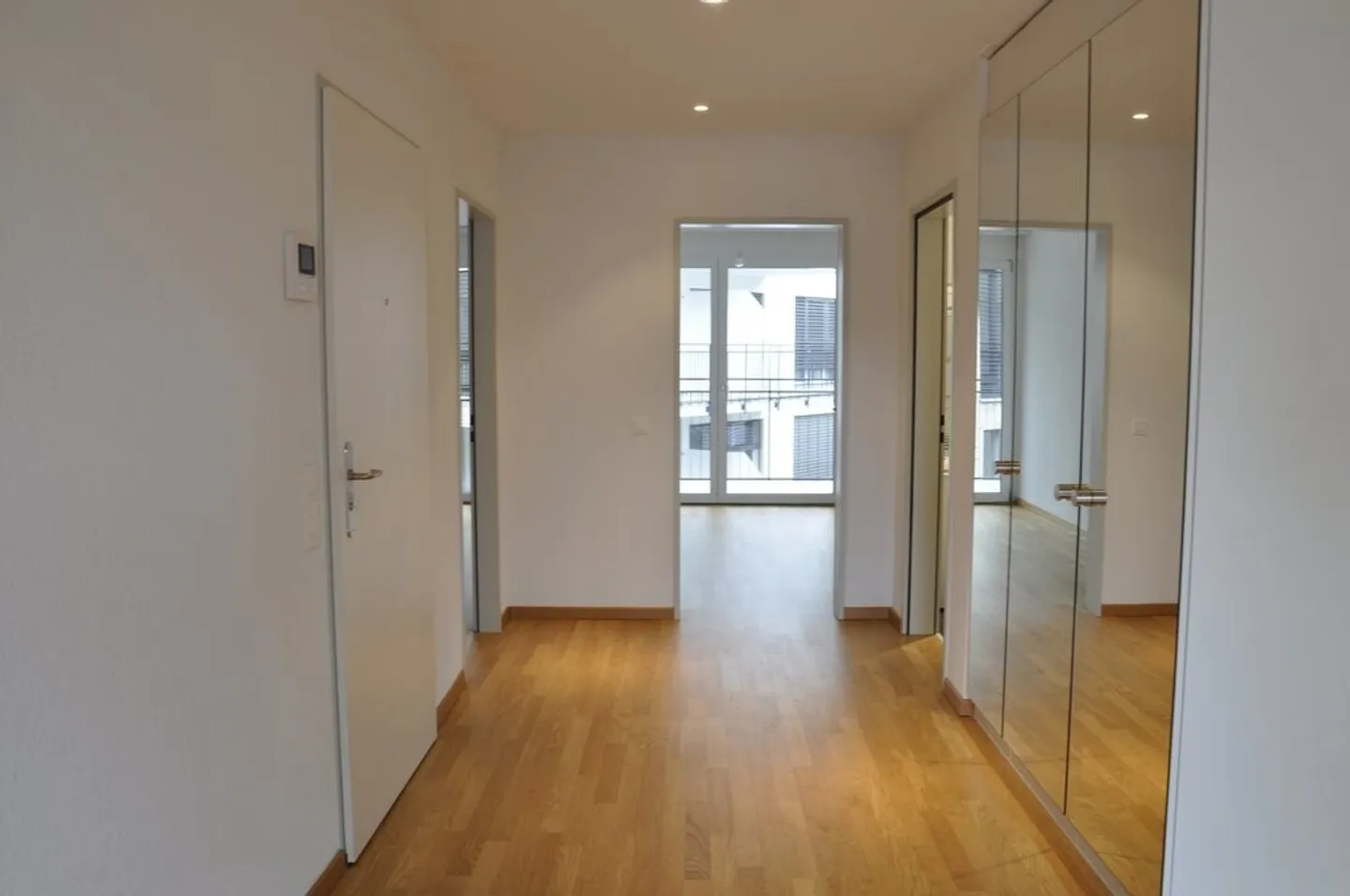 Modern city apartment right by the Oerlikon train station/market square! - Photo 5 of 6