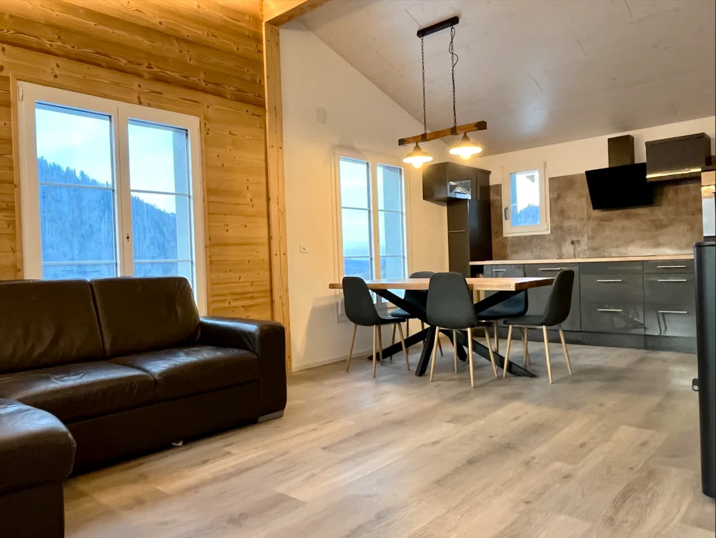 Maison intergénérationnelle avec réserve foncière à Schwarzsee FR - entièrement louée dans un emplacement de choix ! - Photo 3 sur 15