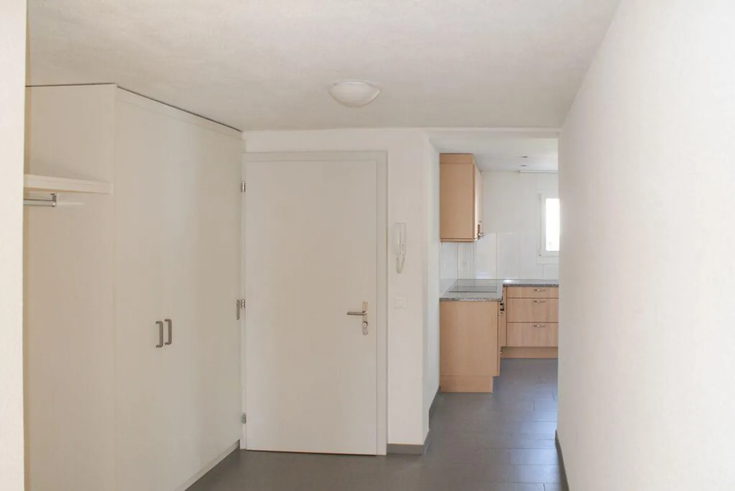 Spacious apartment with balcony and beautiful view - Photo 2 of 7