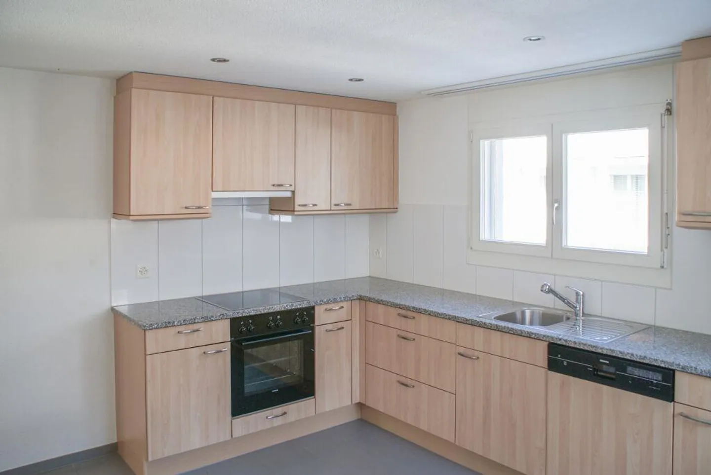 Spacious apartment with balcony and beautiful view - Photo 3 of 7