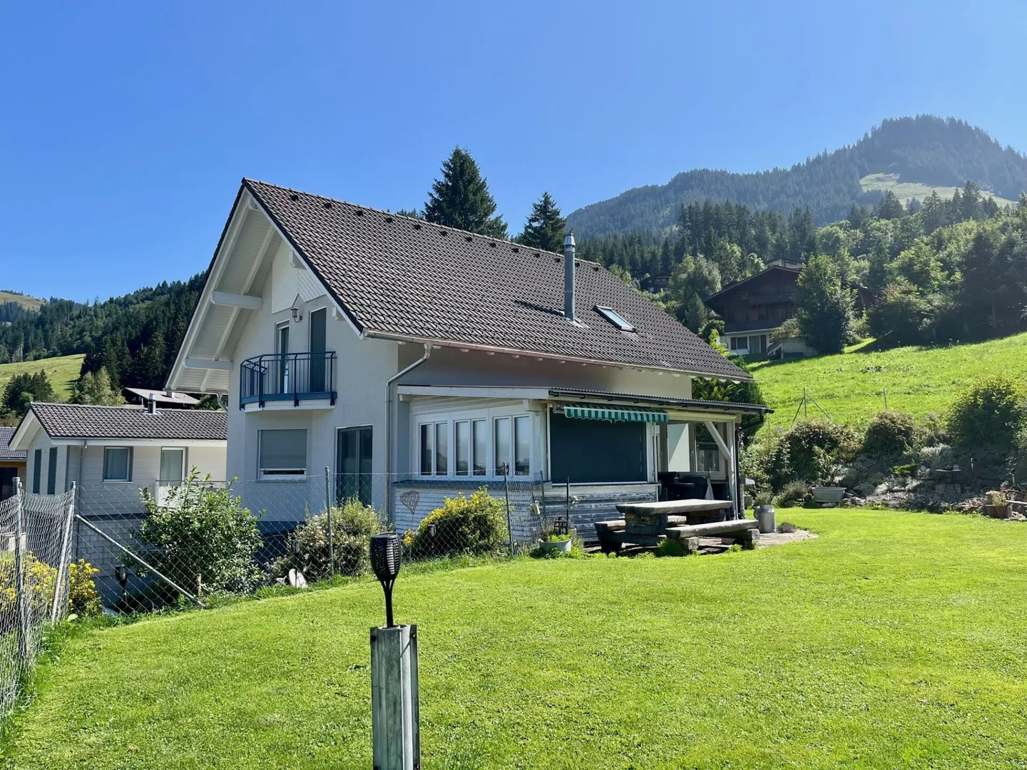 Maison intergénérationnelle avec réserve foncière à Schwarzsee FR - entièrement louée dans un emplacement de choix ! - Photo 2 sur 15