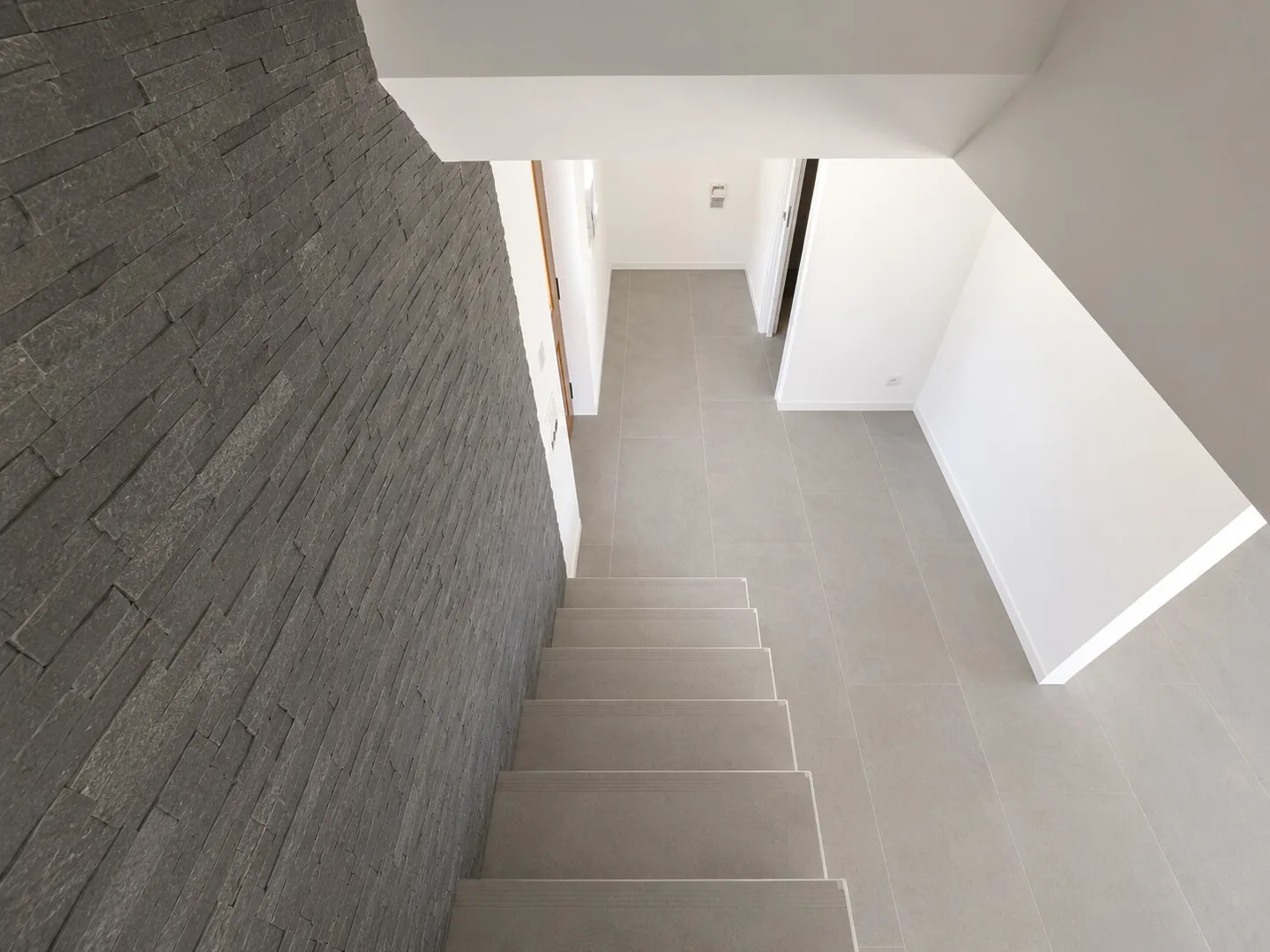 Moderna Casa Unifamiliare con Giardino - Foto 4 di 11