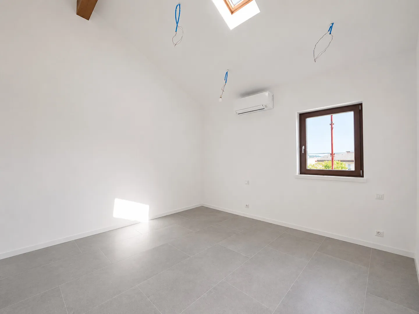 Moderna Casa Unifamiliare con Giardino - Foto 7 di 11