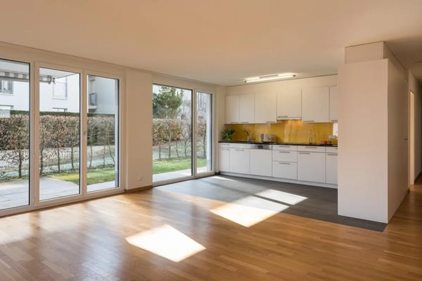 FAMILIENWOHNUNG IM GRÜNEN - Foto 1 von 8