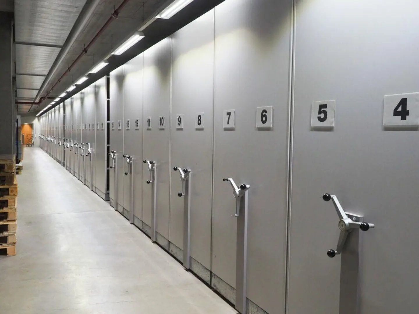 Archive with sliding shelves / Archive system - Photo 2 of 7
