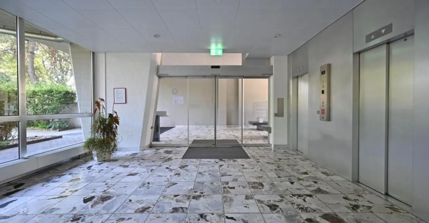 Helle 3-Zimmerwohnung mit Berg- und Stadtblick inklusive Einstellplatz - Foto 2 von 8
