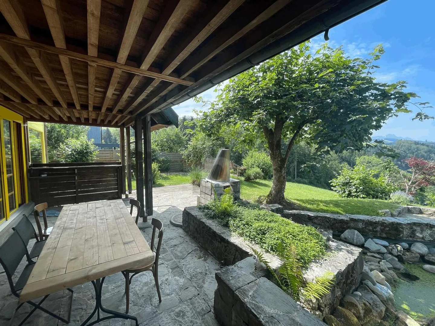 Particulier avec vue sur les montagnes et la verdure - Photo 1 sur 6