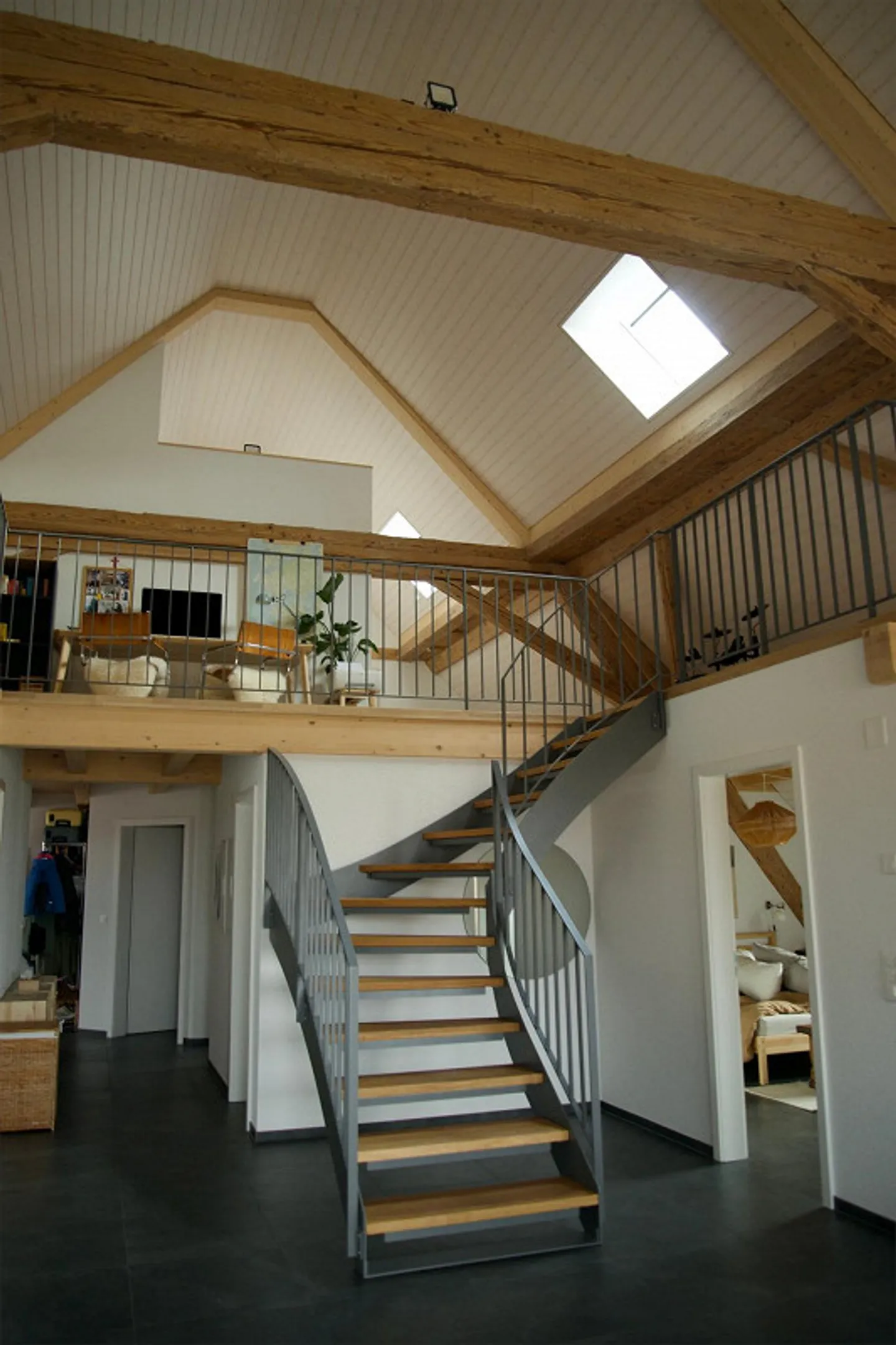 High-Quality Duplex Apartment with Great Views - Photo 11 of 13