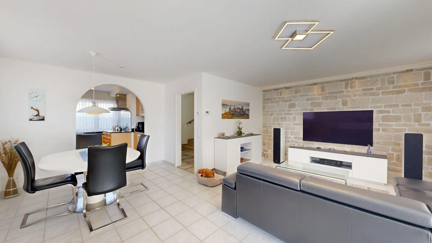 Charming Family Home with Garden - Photo 3 of 20