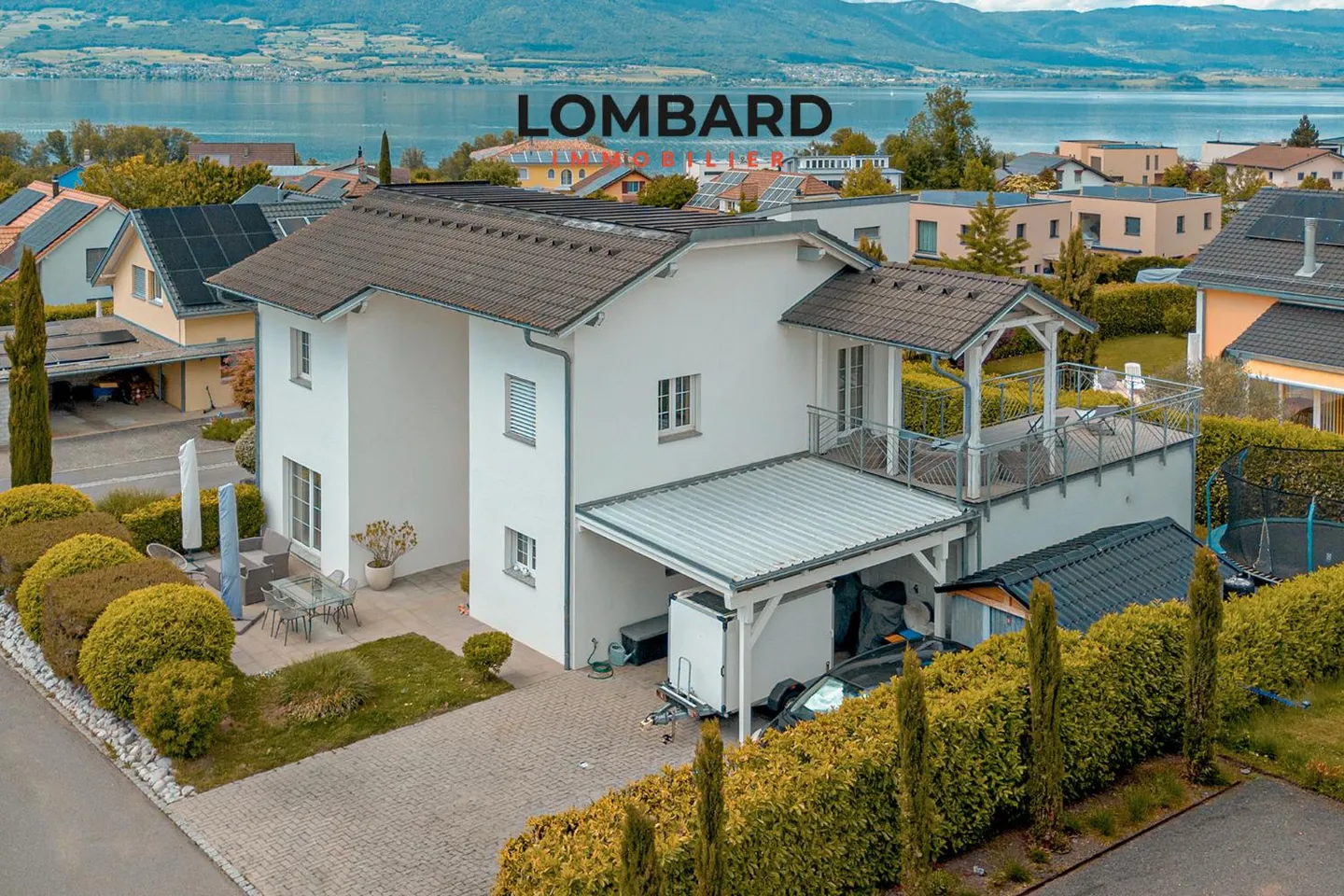 Spacious Detached Villa with Lake View and Pool - Photo 1 of 8