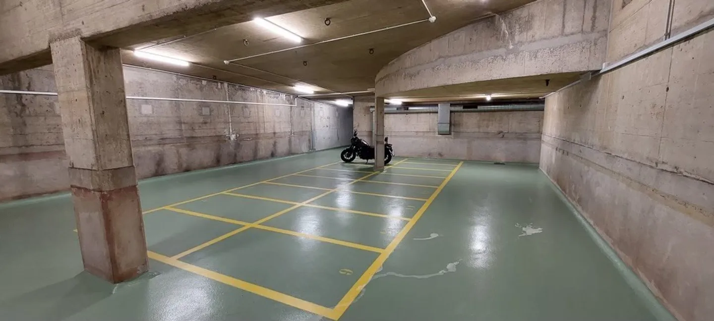 Indoor motorcycle parking spaces in the city center - Photo 2 of 2