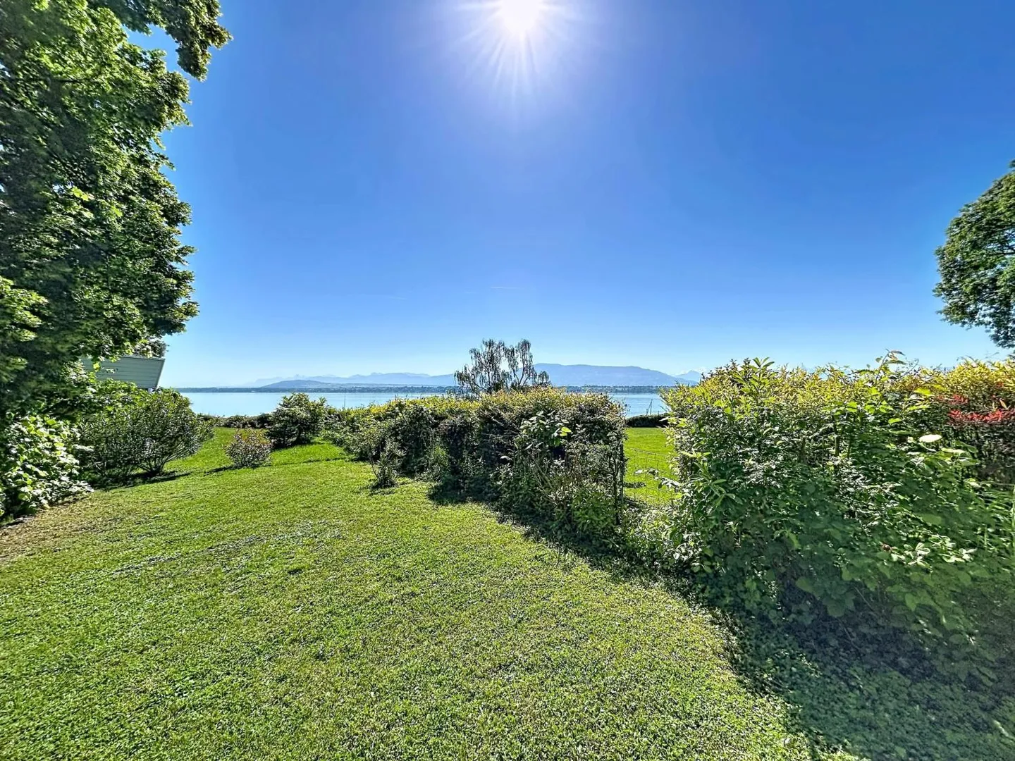 Incontrarsi sulla riva del lago - Foto 1 di 8