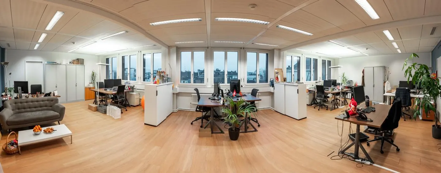 Commercial and administrative spaces of 1,168 m2 on the 5th floor in Geneva for rent - Photo 1 of 4