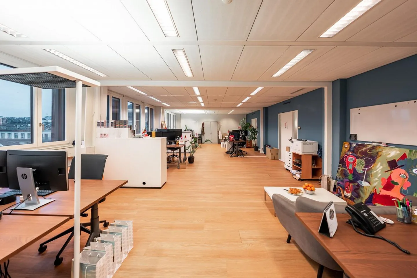 Commercial and administrative spaces of 1,168 m2 on the 5th floor in Geneva for rent - Photo 2 of 4